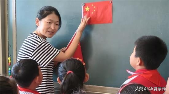 锡林南路小学开学第一课“五星红旗，我为你自豪”