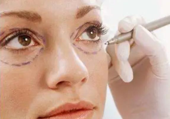 涂眼霜可以祛眼袋？不现实！祛眼袋的三种靠谱方法看这里