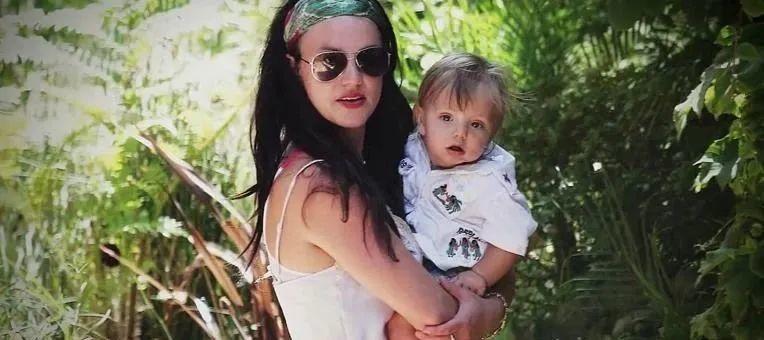 红极一时的世界巨星，被三个男人推进深渊，其中一个还是亲生父亲