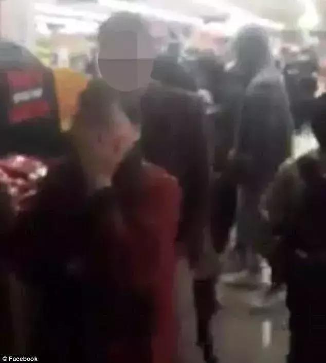 澳洲华人在超市买奶粉被骂,中国人在澳大利亚买奶粉事件