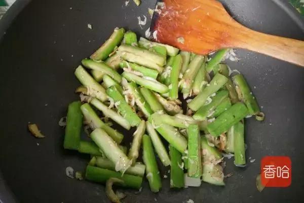 炒丝瓜时怎样才使丝瓜不出水,丝瓜要焯水吗西红柿炒丝瓜的做法