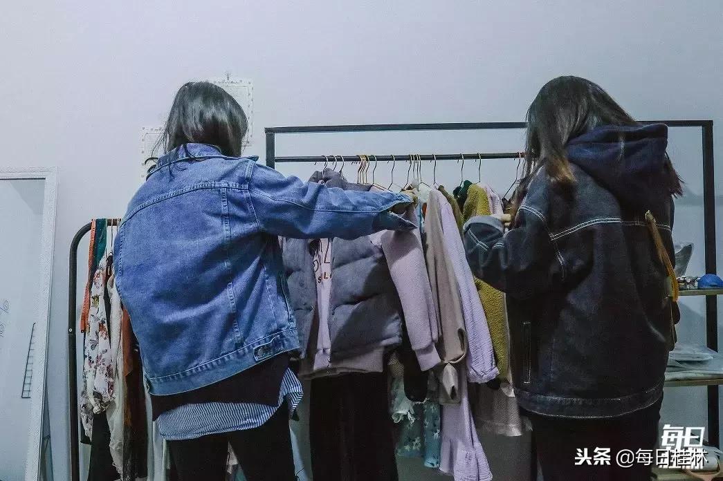 月薪4000月供2000房贷压力大吗,月薪1万还3000车贷压力大吗