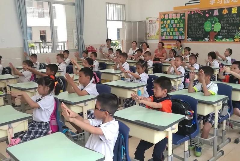 学生名字里全是“马”,老师上课点名“6匹马来了吗”,逗笑网友