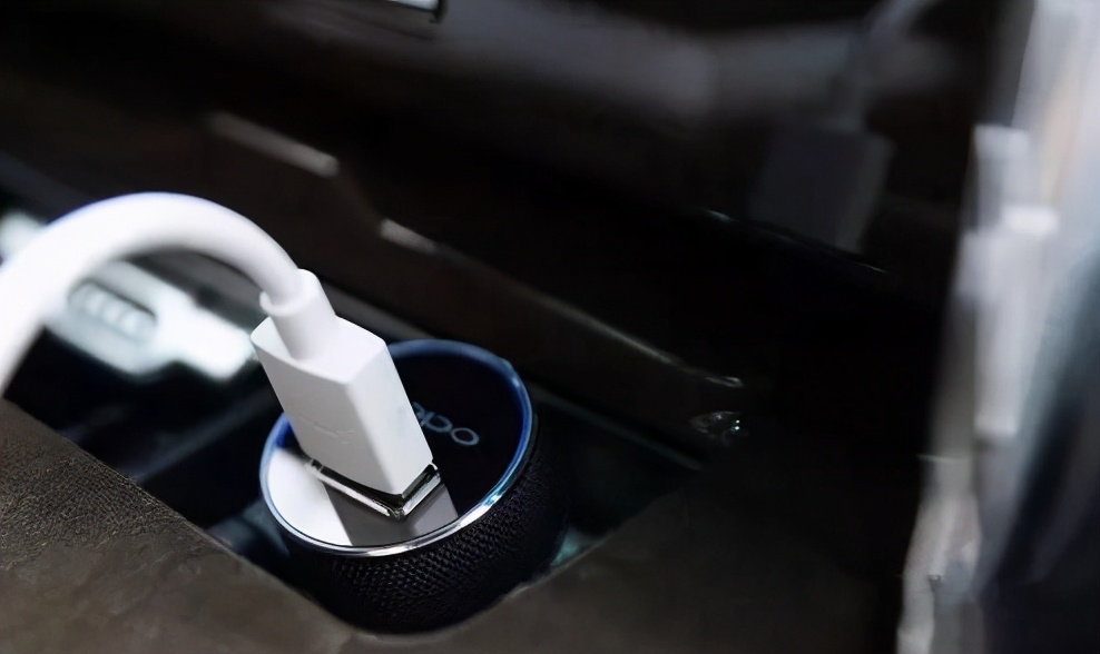 汽车24v电源接口可以给手机充电吗,启动汽车对车载充电器有影响吗