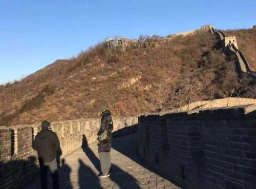 好汉邓肯登上了长城，天太冷终于穿上了羽绒服，还是中国潮牌