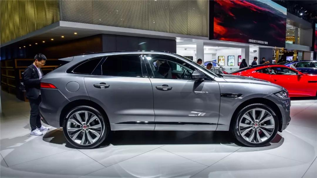 四十多万买捷豹f-pace到底值不值,捷豹f-pace又银色落地