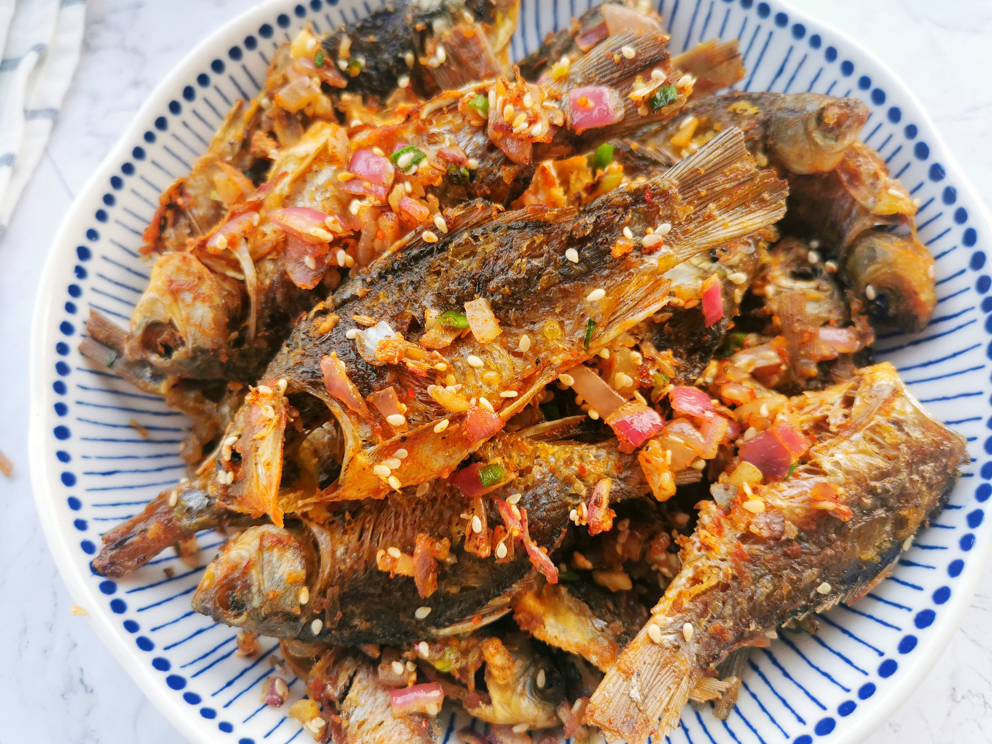 酥炸小鲫鱼怎么做不掉皮,炸小鲫鱼怎么做又酥又脆好吃