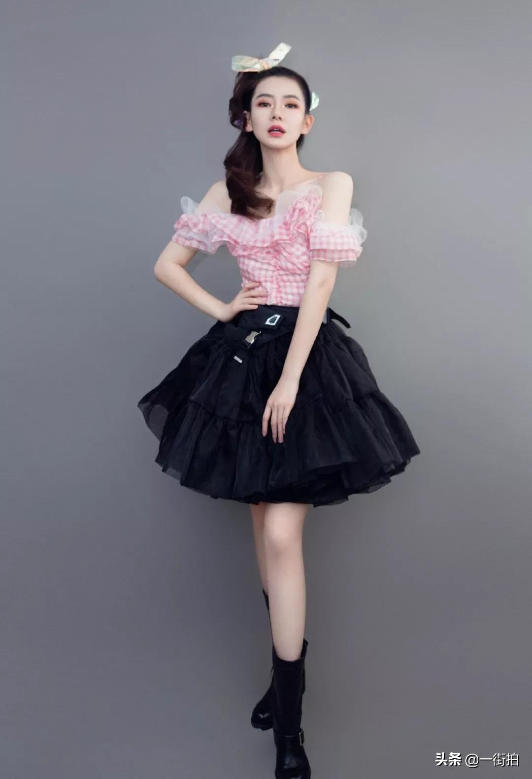 戚薇穿牛仔背带裙,戚薇吊带裙搭配图片