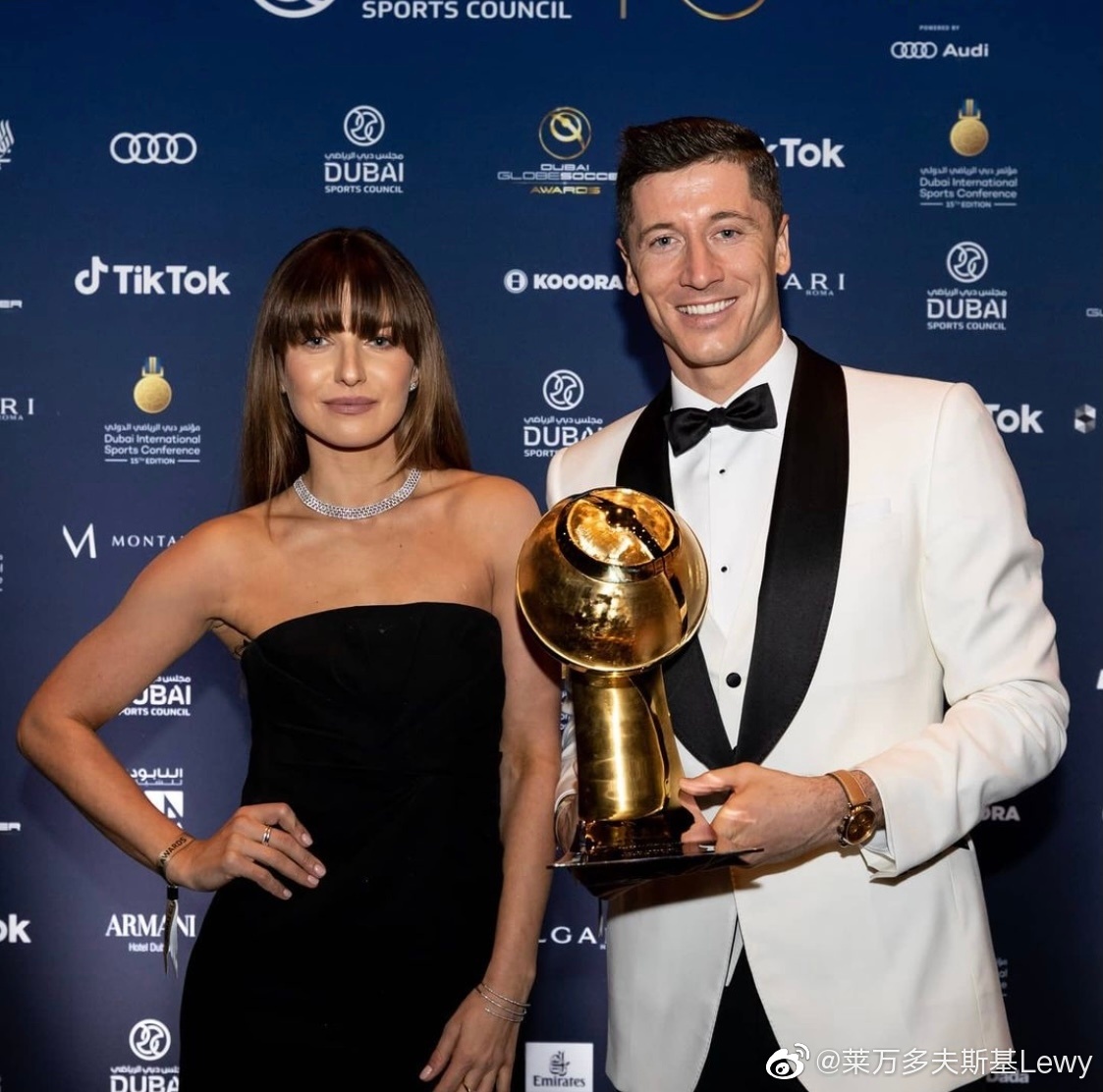 玩尬的！莱万获懂球帝颁发奖杯，球迷吐槽“世界级”奖项像地摊货