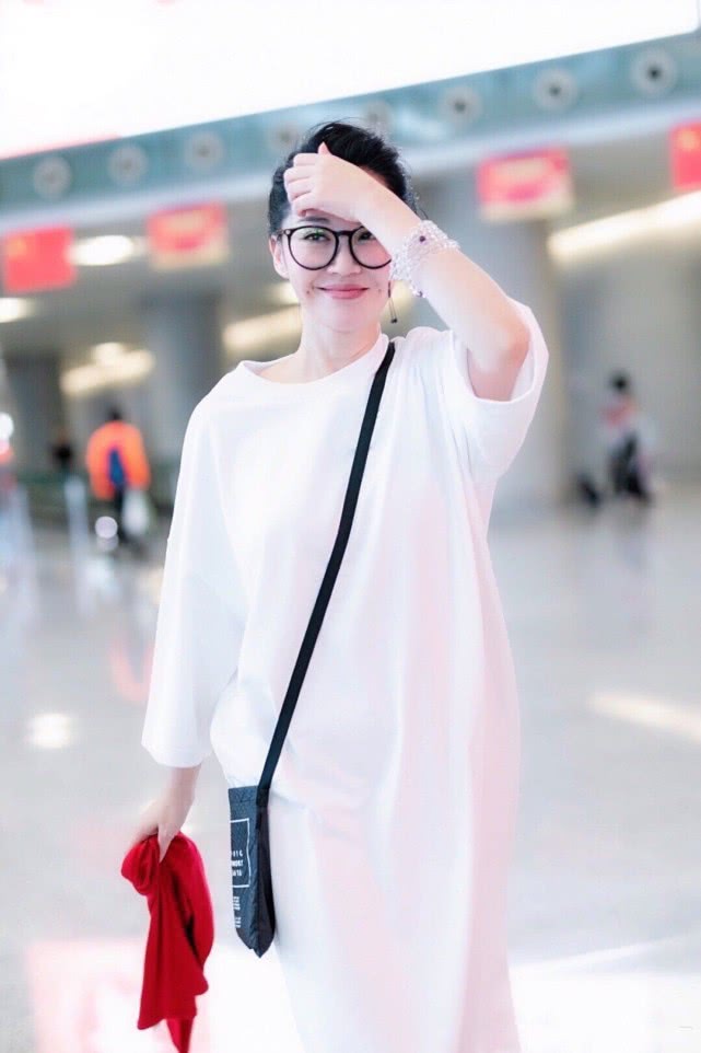 许晴穿着玫红色旅游鞋是啥牌子,许晴黑色长裙搭配图片