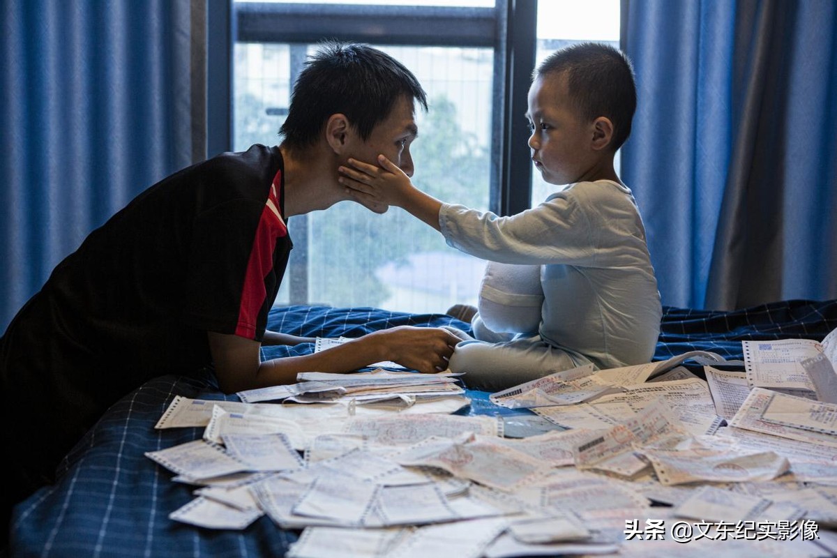 四岁男孩绝症被父母抛弃,4岁小孩患癌晚期被父亲抛弃