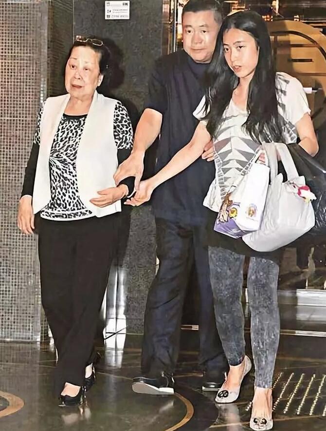 钟楚红与郑秀文甘比相聚开心合影,甘比钟楚红全部视频