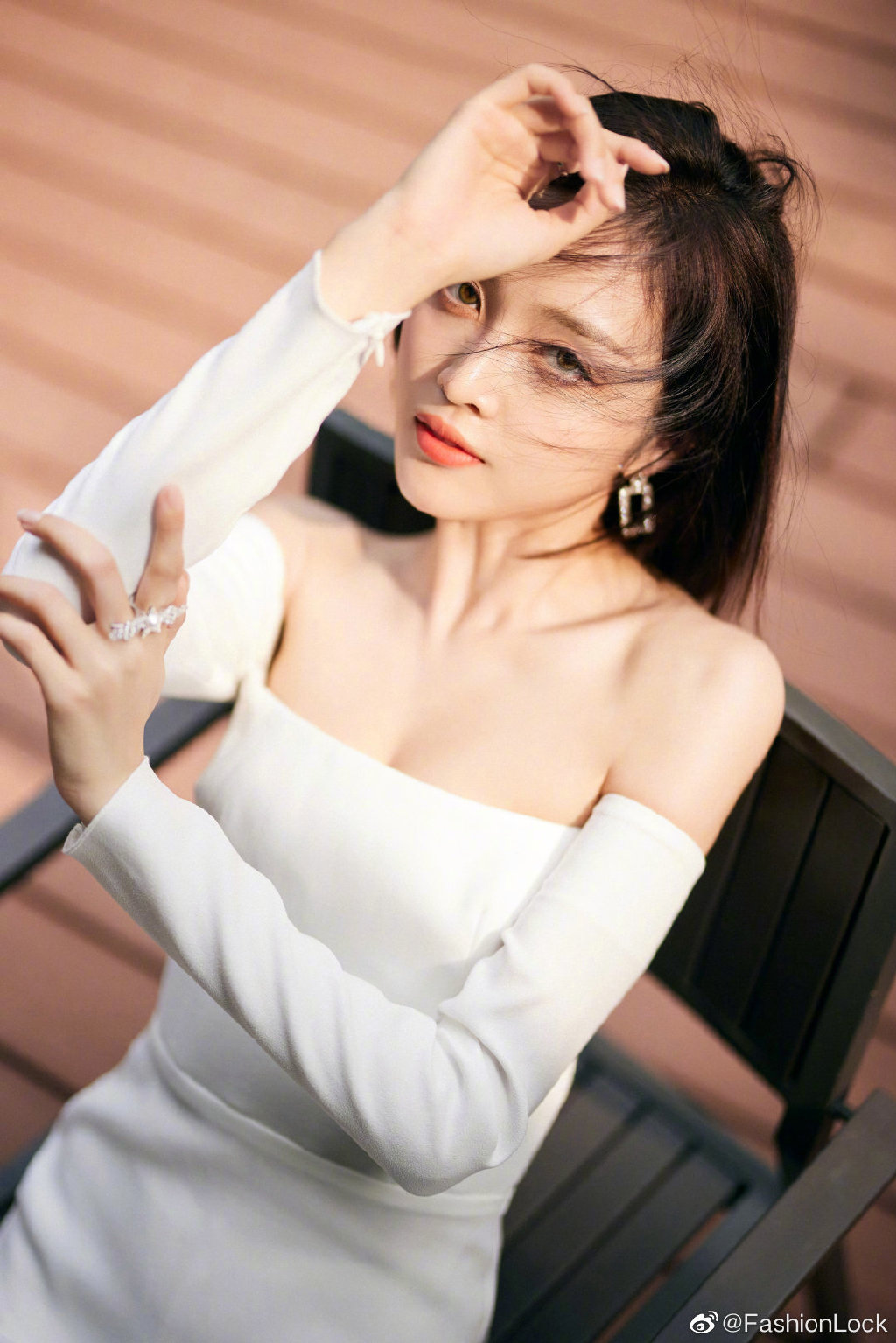 吴宣仪杨超越同款抹胸白裙大片,吴宣仪抹胸针织裙搭配披肩长发