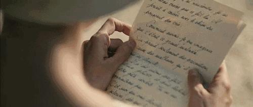 人生短促而书海无涯，在偌大的城市当中，觅一缕书店灯光