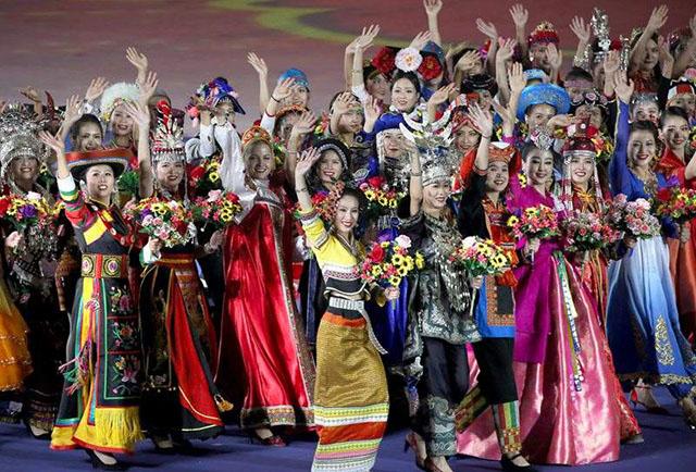 小脚趾分两瓣的人是哪个民族,小脚趾甲分成两半的是纯正汉人么