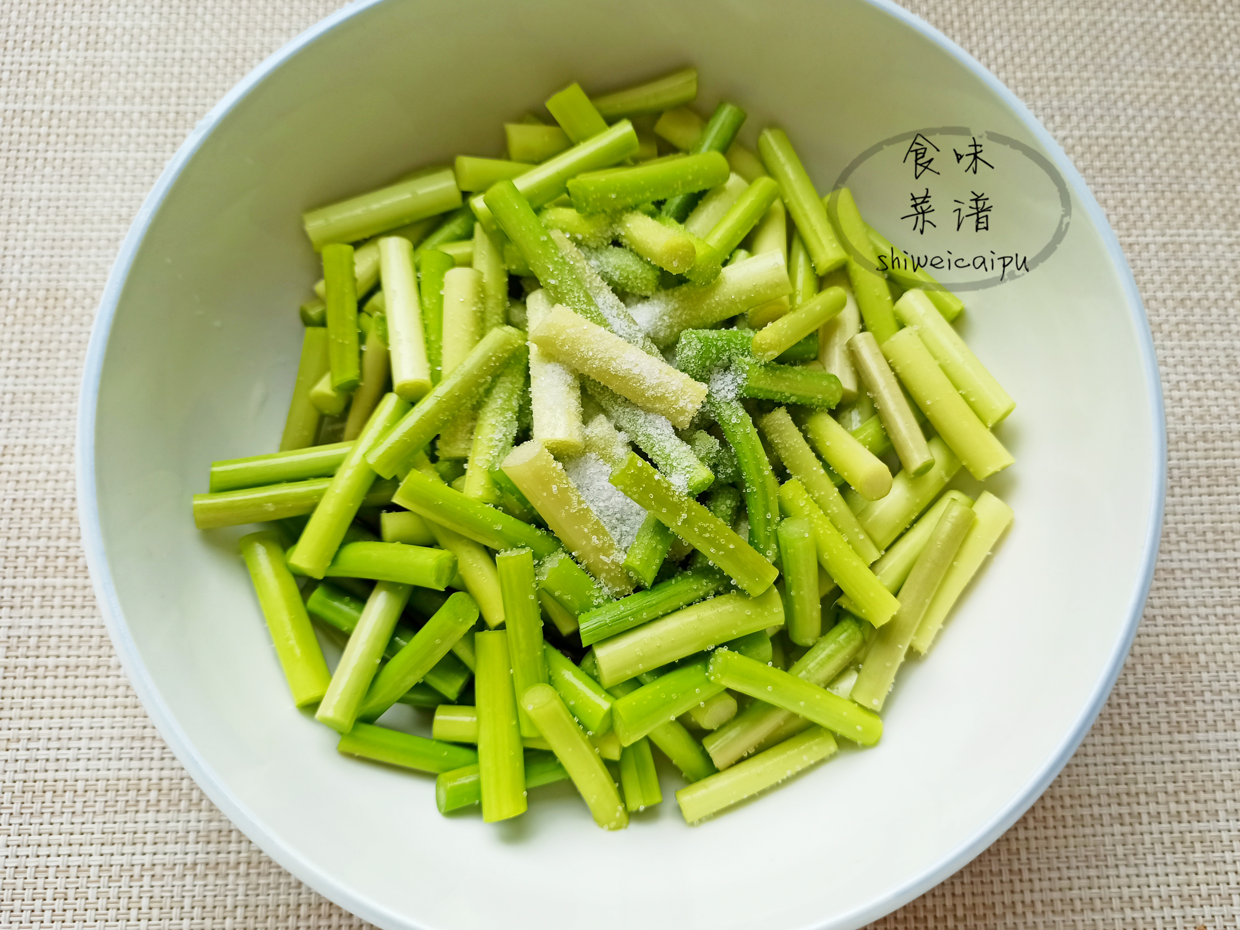 这才是腌蒜薹的正确做法，酸甜脆爽，如翡翠碧玉一般，一年坏不了