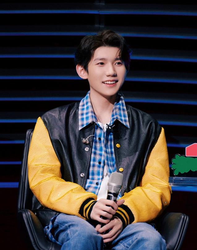 王源在台下自拍,王源躺在草地上的视频