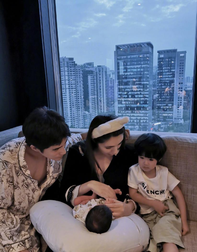 姜潮抱娃,姜潮抱儿子