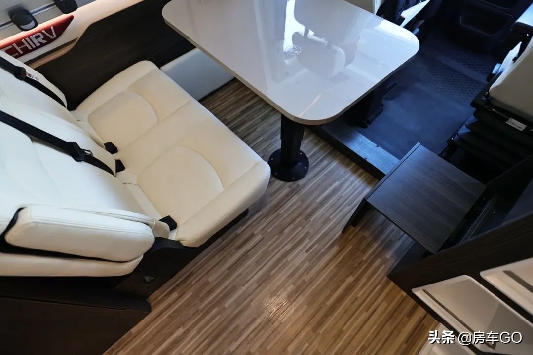 这台房车有5种充电方式，车内电器语音控制，卫生间也是干湿分离