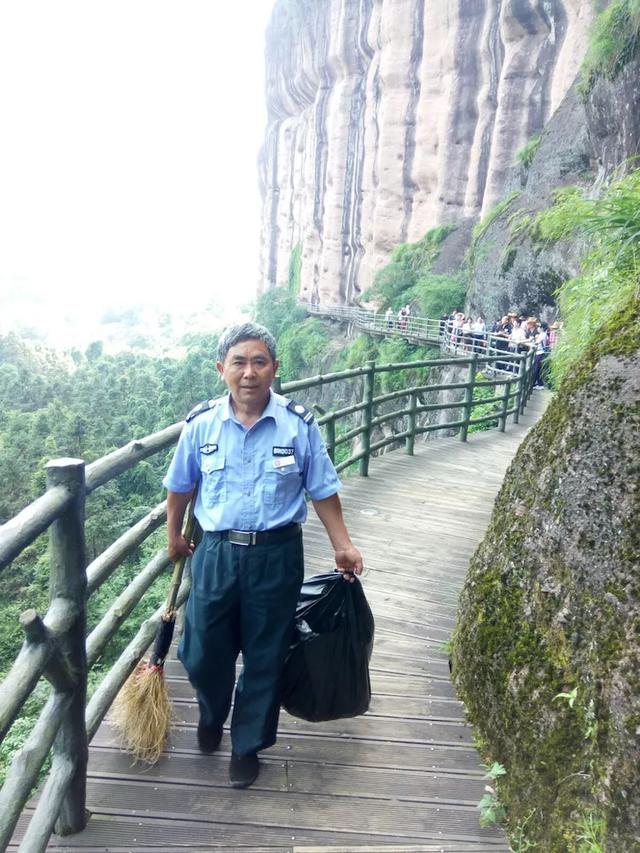 一个让人流连忘返的地方,山清水秀,只需要坐在河边发呆就行。