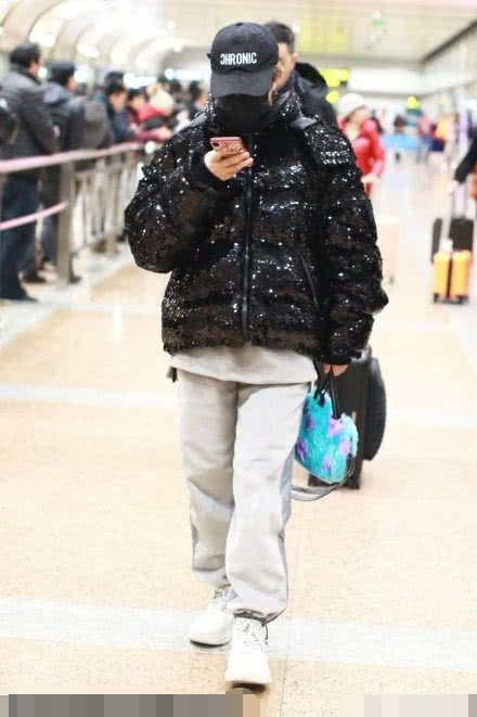 王菊穿高级感衣服,王菊白色运动裤