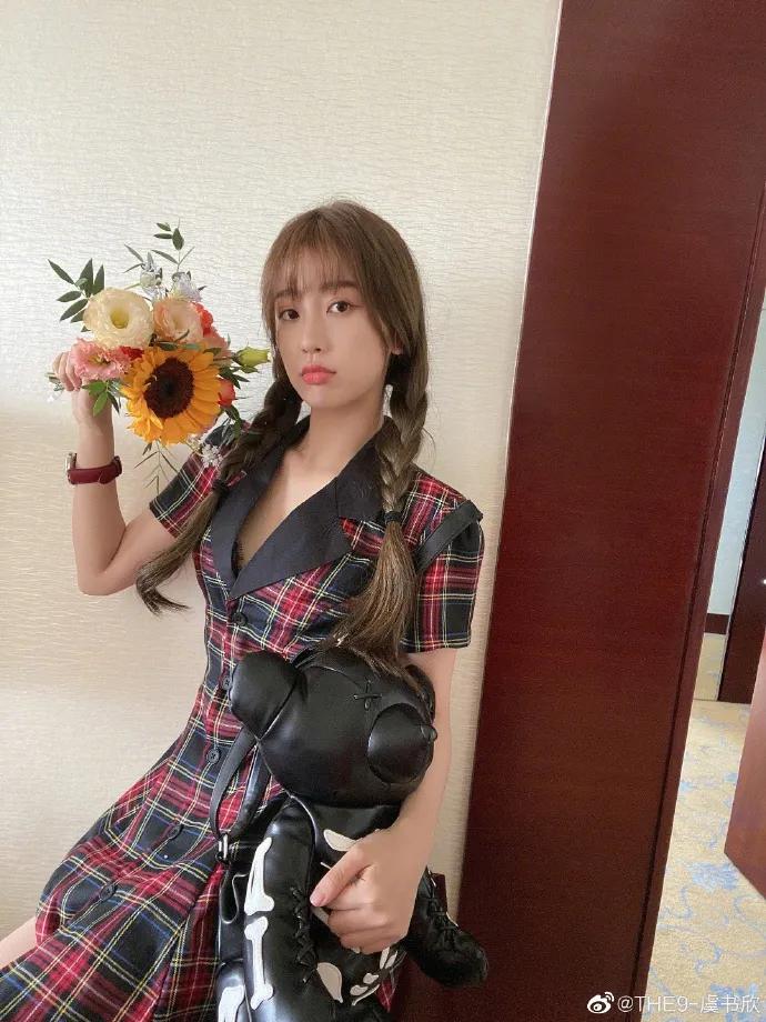 周扬青造型被吐槽脖子短,周扬青深夜晒发照片