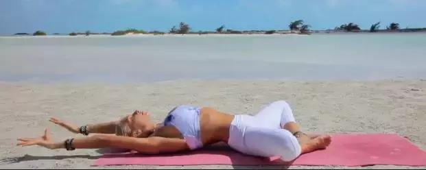 经期趴着有利于排经血,经期趴床上缓解疼痛吗