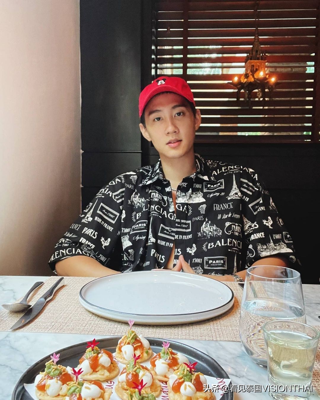 眉毛弯弯的少年长大了，但他还是那个闪闪发光的船儿