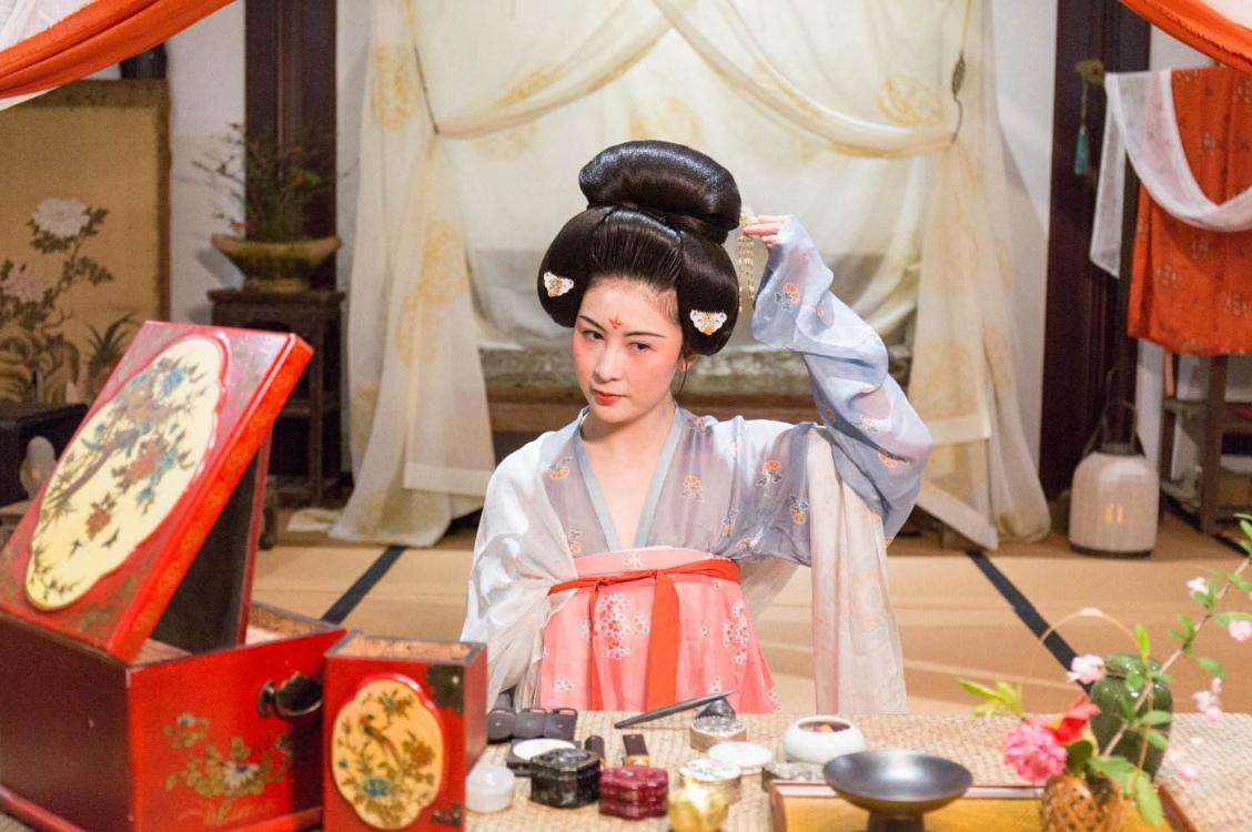 唐代女子流行的穿搭,唐朝女性抹胸长裙搭配