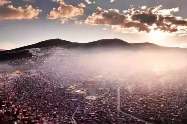 色达下雪了红白交织,色达下雪了图片大全