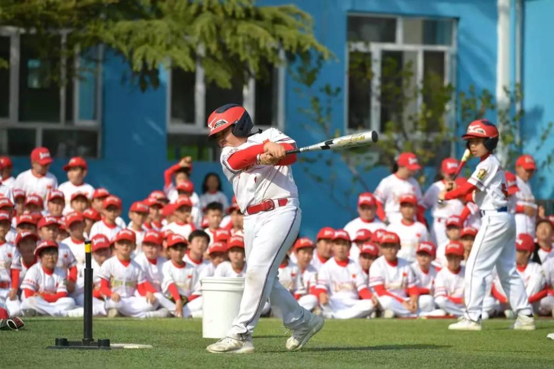 一共有207人参加体操表演,一百多人体育节开场