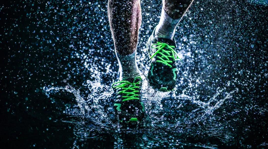 李宁安踏比耐克偏大吗,李宁和安踏护腕