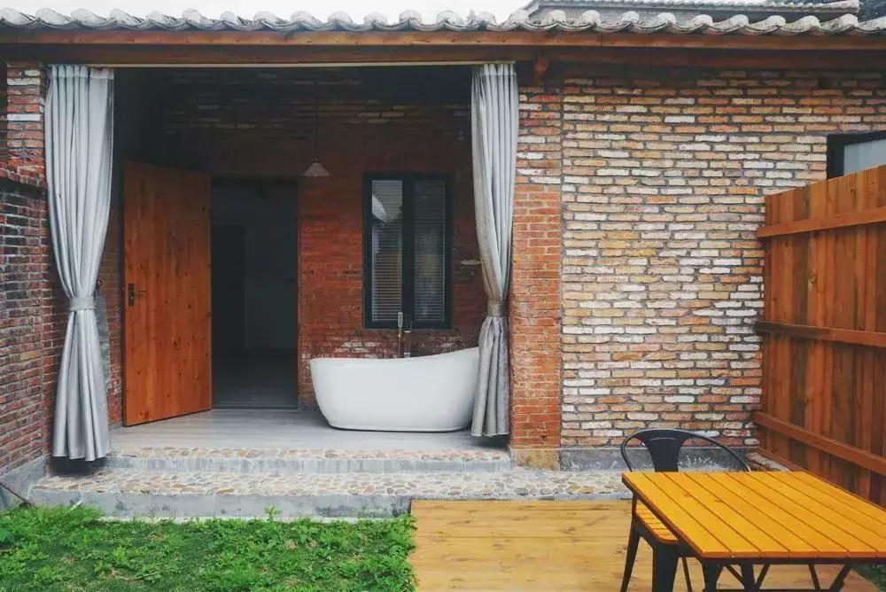 放弃世界顶尖银行工作,他回村当木匠,在废墟上盖出了爆美小院!