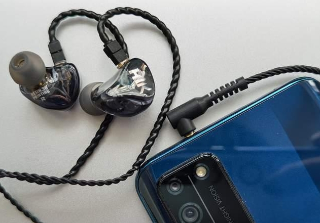 蓝牙耳机音质比一般入耳耳机差,无线蓝牙耳机与有线耳机音质谁好