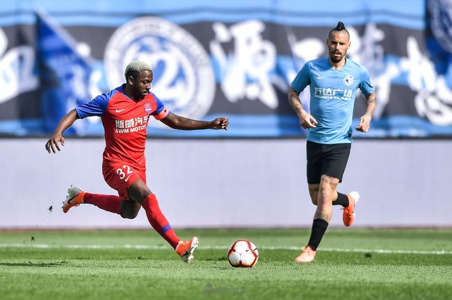 中超跪着感谢球迷,中超球员跪地谢罪