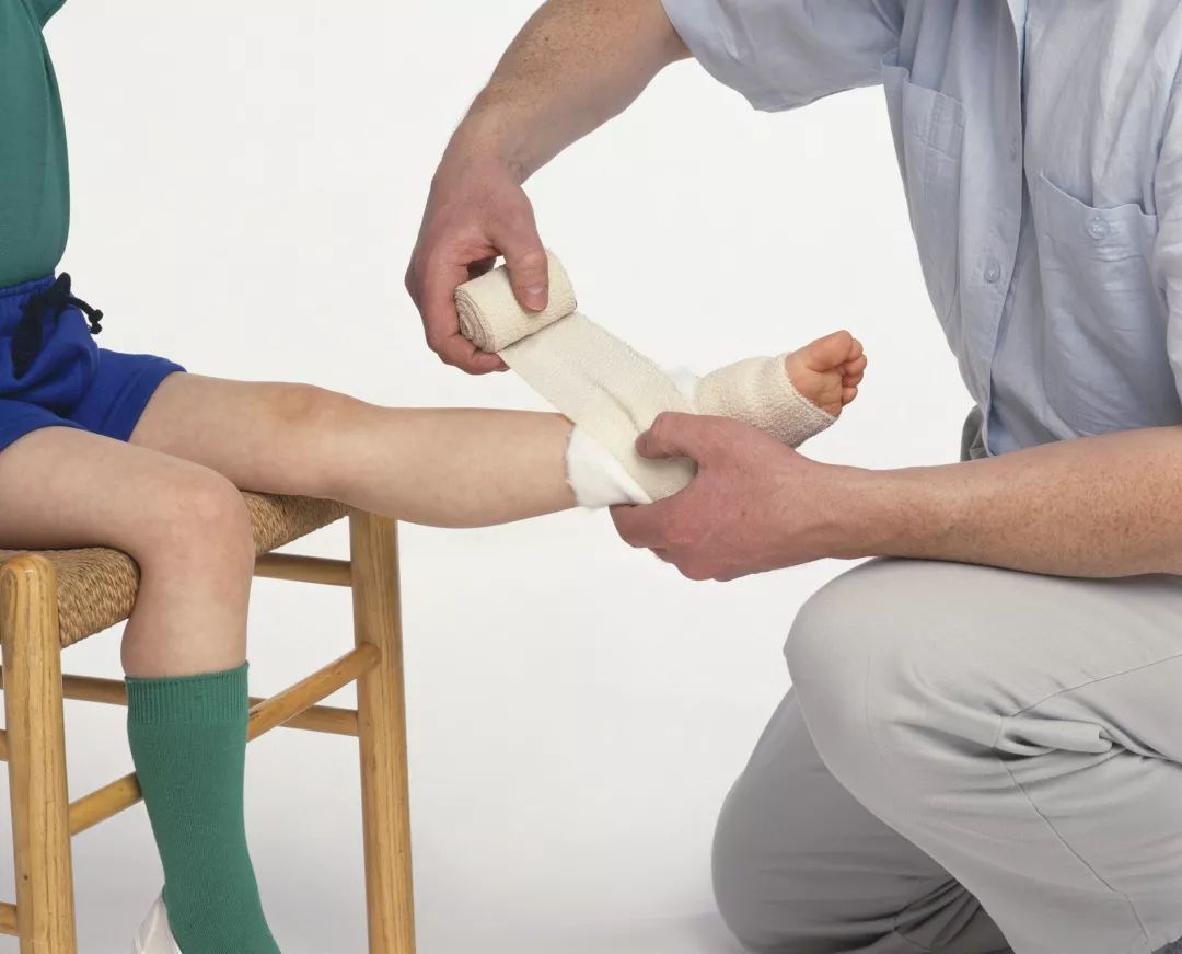 三岁女童手指被压断后续,小孩手指被夹伤需要多久才能恢复