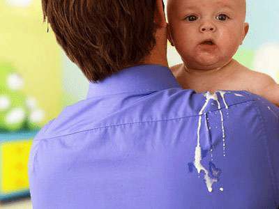 新生儿吐奶严重要如何正确处理,新生儿吐奶的原因以及怎样解决