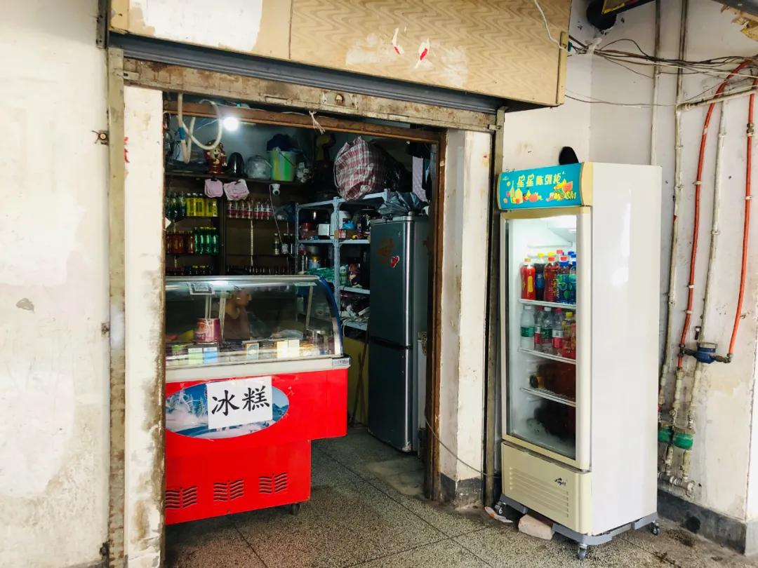 重庆这个24层没有电梯的高楼！直逼40℃的天气仍然有人前来打卡