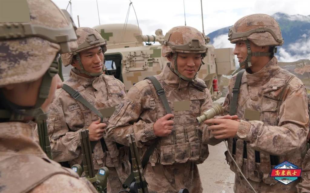 解放军新型迷彩单兵装备,从头到脚全副武装