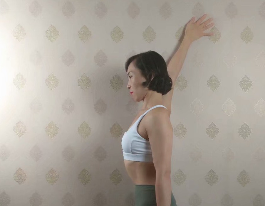 借助墙壁练习这些体式，瘦手臂、肩膀变薄、脖子变长