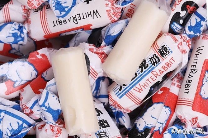 男子买奶茶排队买了10000杯,上海一男子翻钱买奶茶