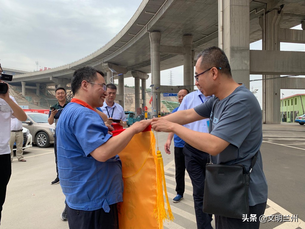 兰州“的哥”好样的,这个举动简直太帅了!