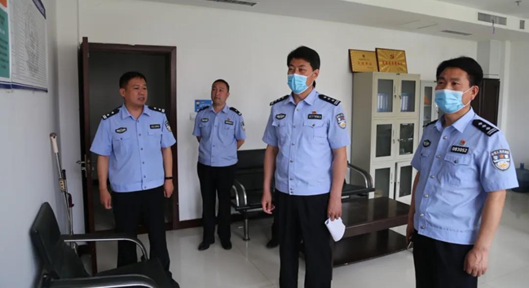 深入派出所督导检查两会安保工作,领导下基层检查指导安全工作