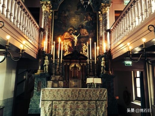 网友分享旅途中奇葩艳遇：大早醒来床上除了美女还有条蟒蛇！