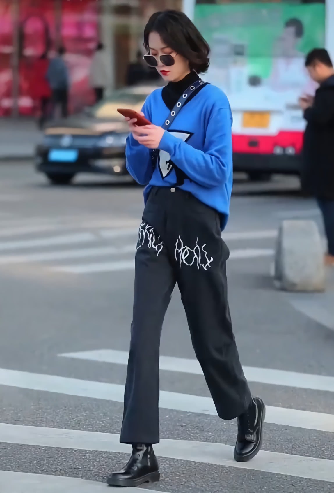 小姐姐的靴子可真有趣，不需要绑鞋带，却在上面钻了16个孔！