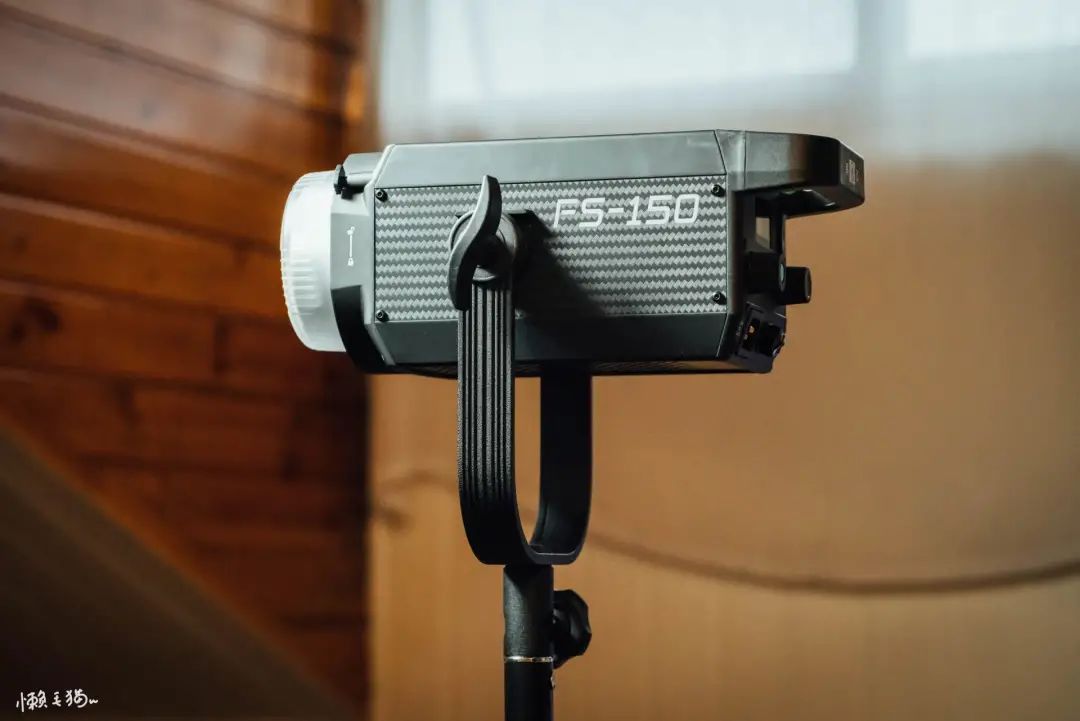 摄影灯需要灯泡吗,摄影灯与日光灯的区别