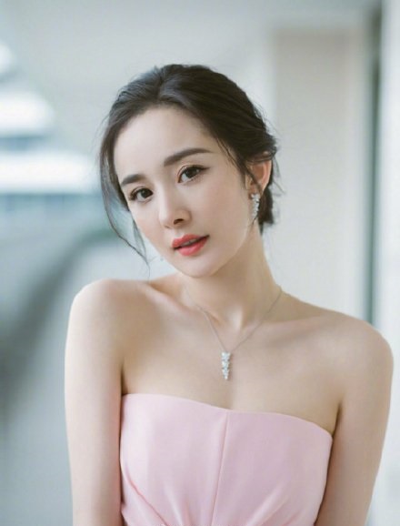 杨幂穿的黑色运动鞋,杨幂最近私服穿搭鞋子