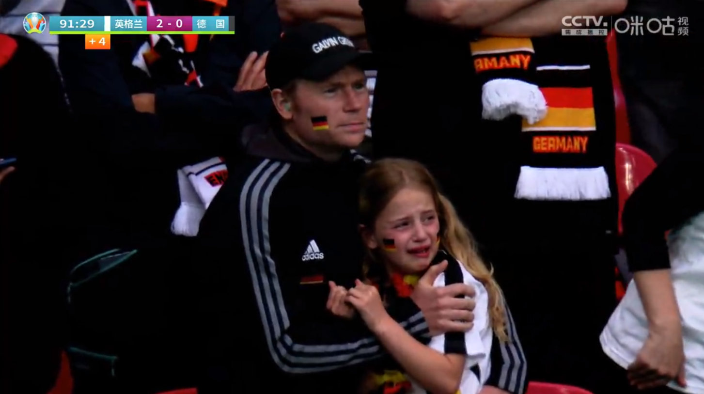 出局:送足球回家,90分钟躺平坑底,终究无悲亦无喜