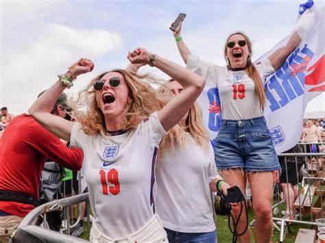 英国女记者到中国,英国女足球记者