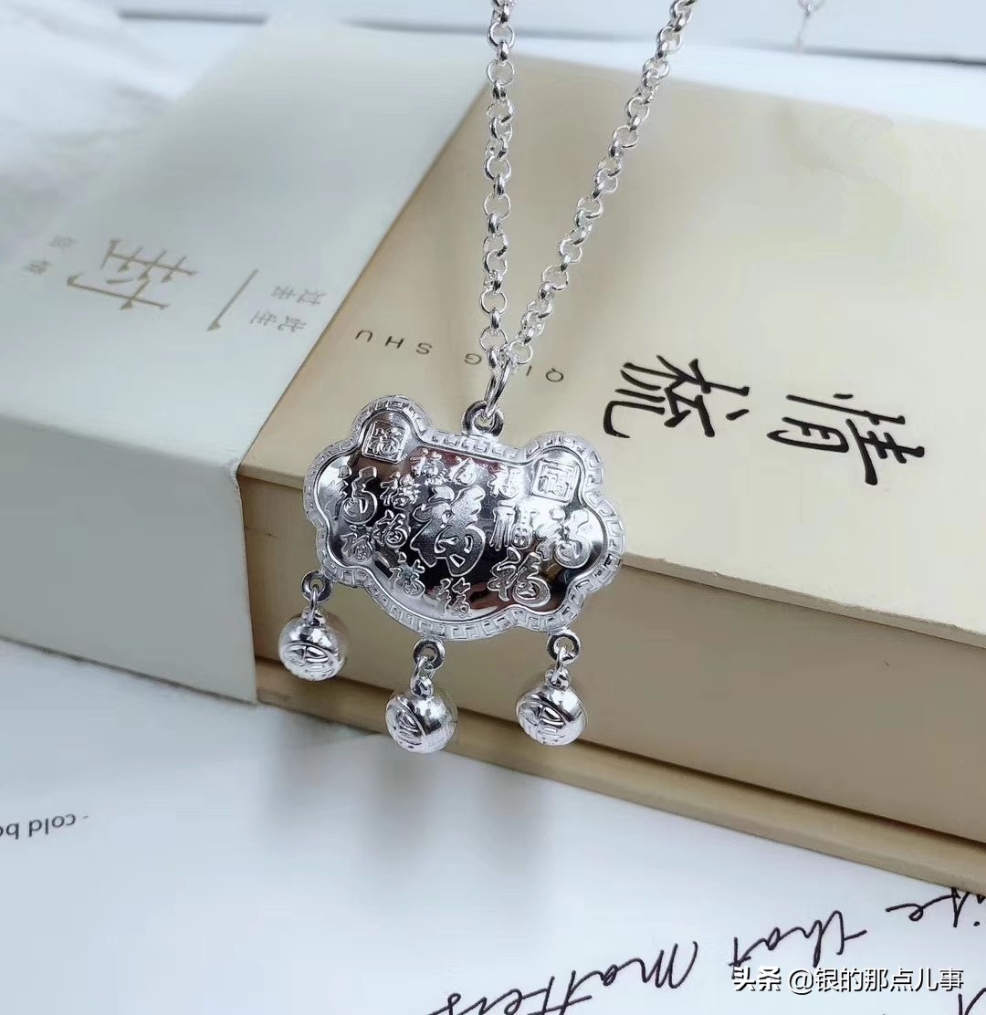 小银锁可以自己买给自己戴吗,银锁项链自己戴了可以送人吗